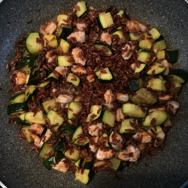 Red rice with prawns and courgettes