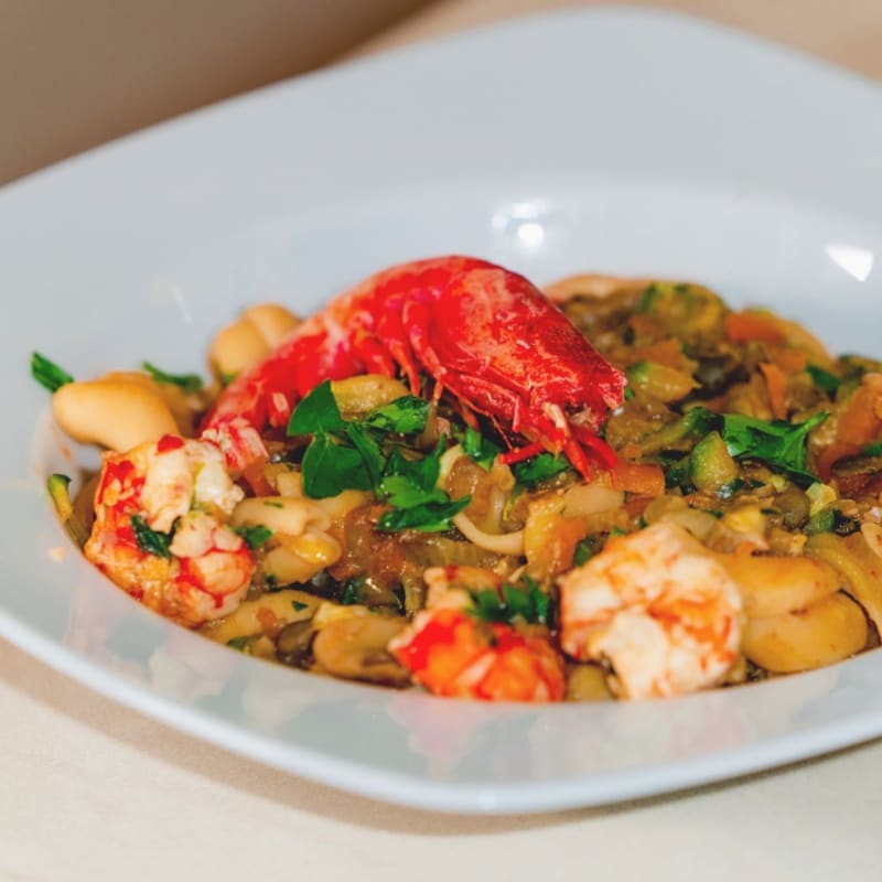 Legume Pasta With Red Shrimps, Zucchini And Carrots