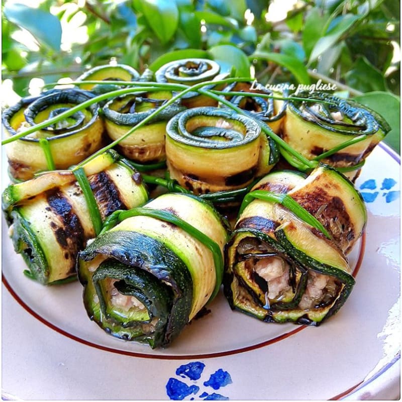 Rolls of zucchini and tuna