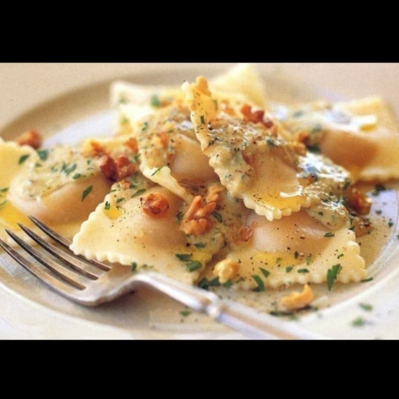 Ravioli melanzana e burrata con pesto di noci