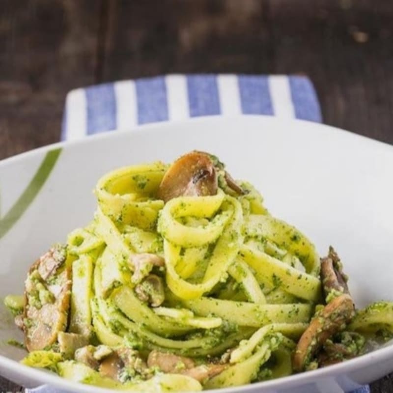 Linguine con pesto di rucola champignon e tonno