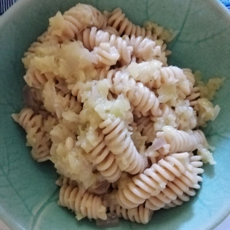 Whole wheat fusilli with courgette and pine nuts