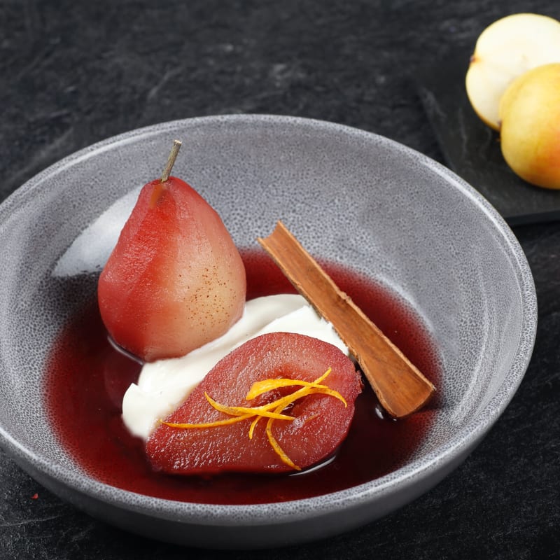 peras al vino tinto con canela y espuma de robiola