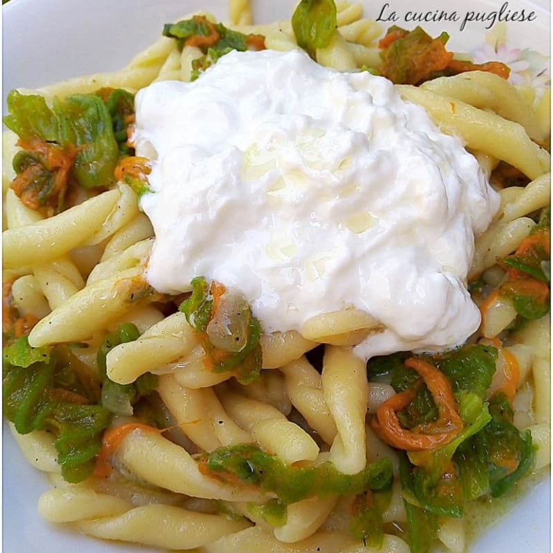 Pasta con fiori di zucca e stracciatella