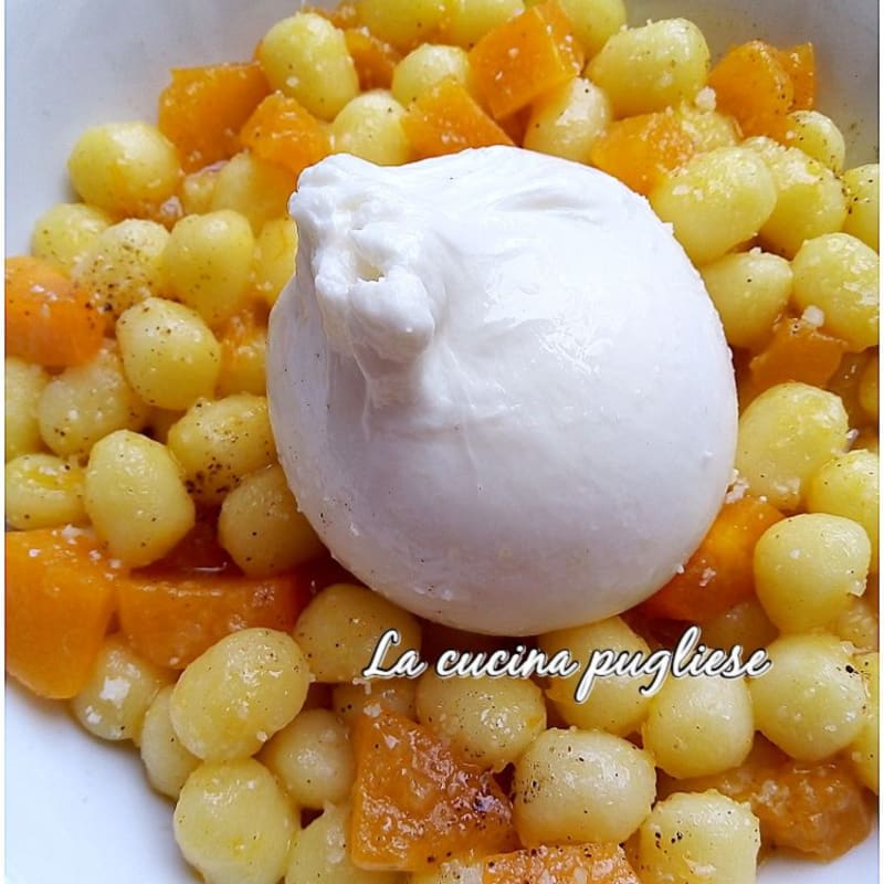 Ñoquis cremosos con calabaza y burrata