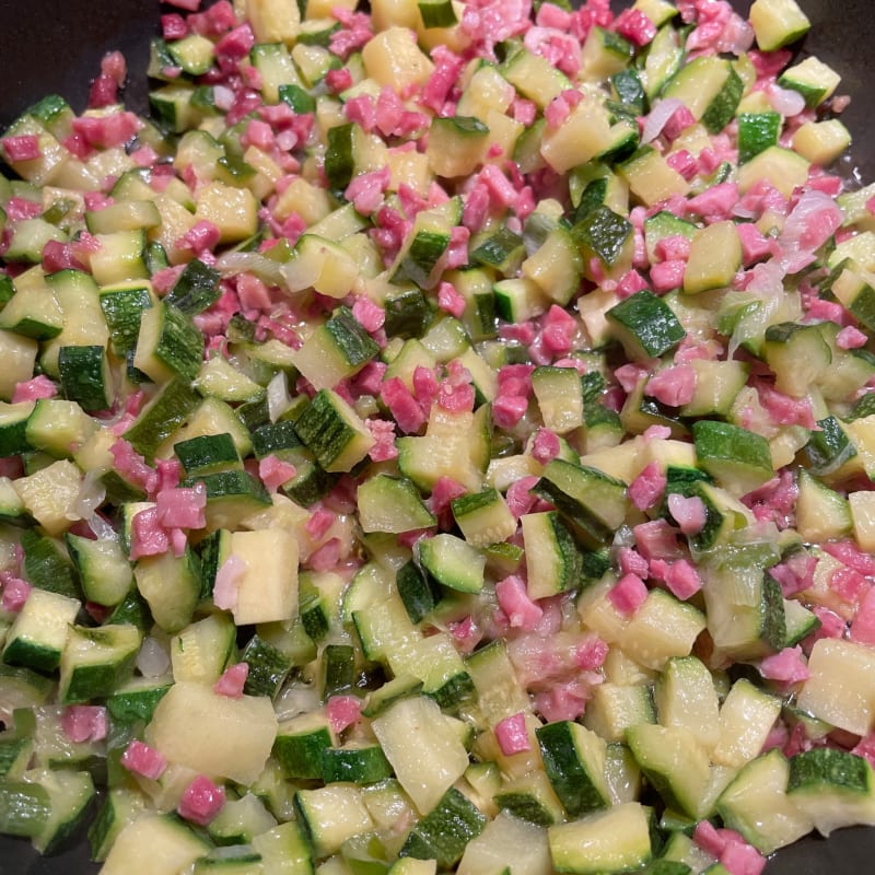 Tagliatelle con zucchine e speck