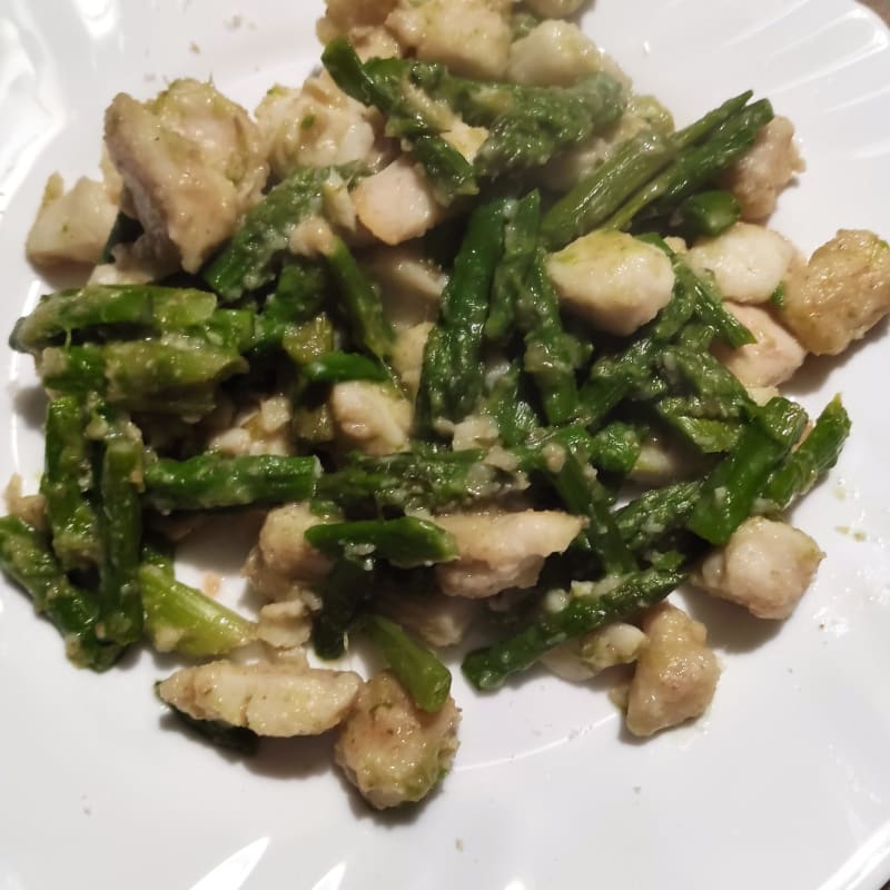 Spezzatino di pesce persico con asparagi