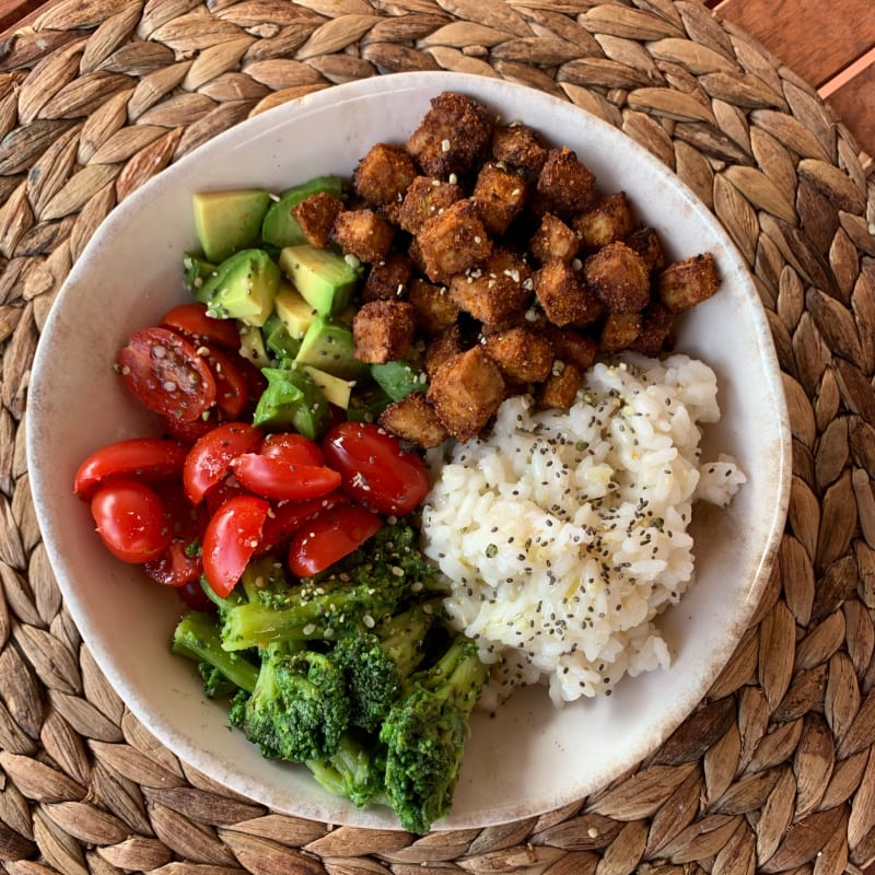 Bowl di riso e tofu croccante