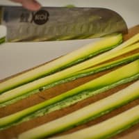 Foto preparazione green zucchini linguine with tuna Foto preparazione green zucchini linguine with tuna