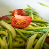 Foto preparazione green zucchini linguine with tuna Foto preparazione green zucchini linguine with tuna