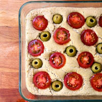 Foto preparazione Apulian Focaccia with green olives and cherry tomatoes Foto preparazione Apulian Focaccia with green olives and cherry tomatoes
