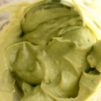 Foto preparazione Sweet cream of avocado with rosemary and lemon with biscuit Foto preparazione Sweet cream of avocado with rosemary and lemon with biscuit