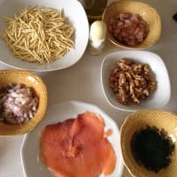 Foto preparazione Trofie homemade salmon with shrimp and walnuts Foto preparazione Trofie homemade salmon with shrimp and walnuts
