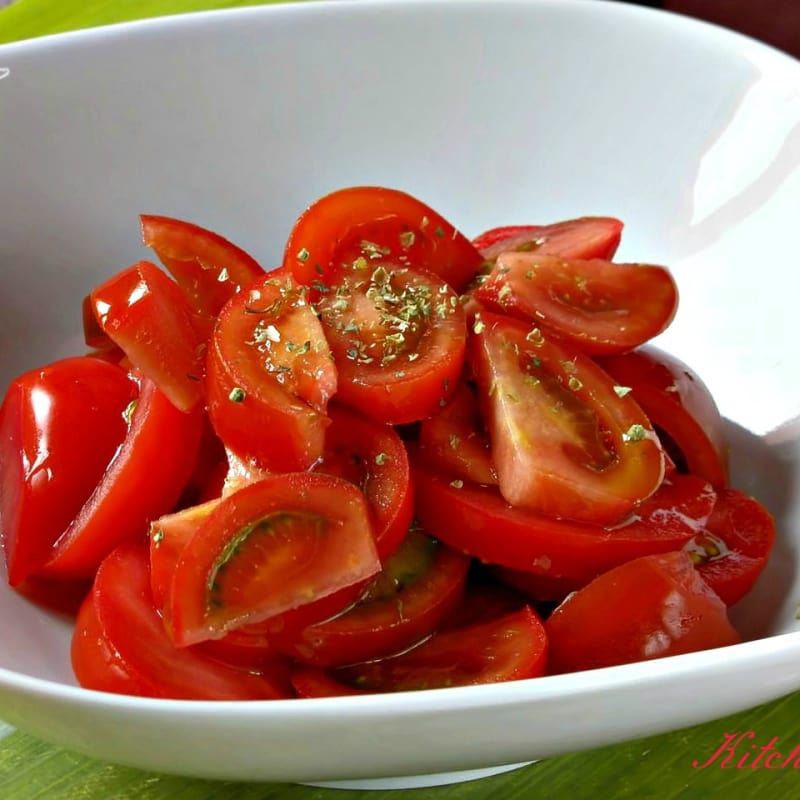 Foto Ricetta Tomato salad with hemp seed waterfall Foto Ricetta Tomato salad with hemp seed waterfall