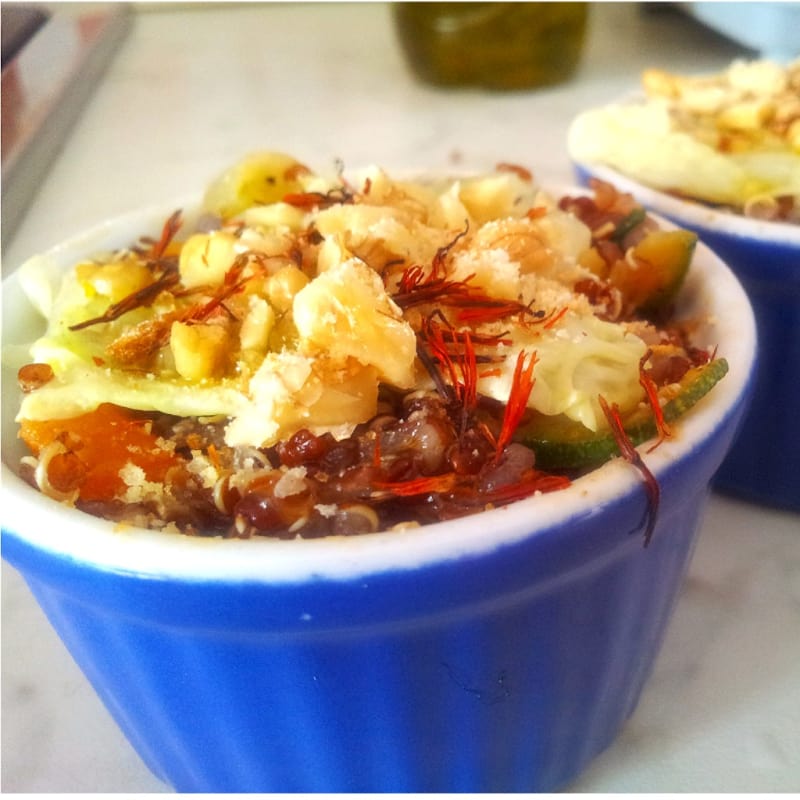 Foto Ricetta Quinoa with zucchini, cabbage, oranges, nuts and saffron flowers Foto Ricetta Quinoa with zucchini, cabbage, oranges, nuts and saffron flowers