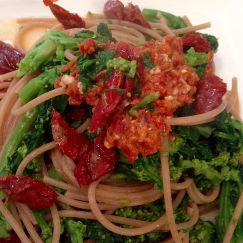 Foto Ricetta Wholemeal spaghetti with broccoli rabe pesto and sun-dried tomatoes Foto Ricetta Wholemeal spaghetti with broccoli rabe pesto and sun-dried tomatoes
