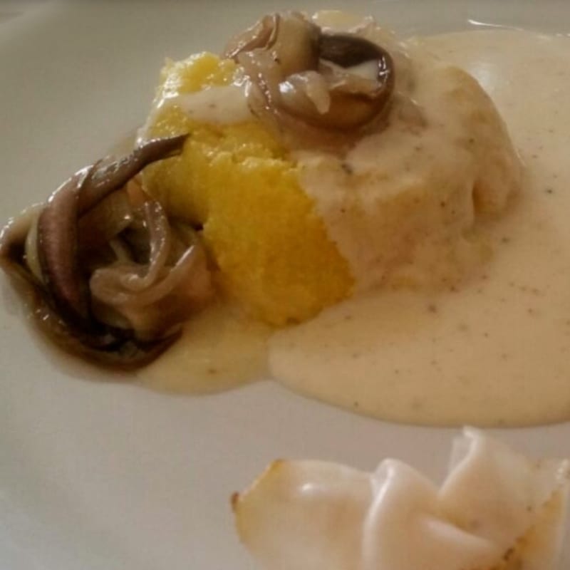 Foto Ricetta Tortino di polenta con radicchio e fonduta di taleggio e castelmagno Foto Ricetta Tortino di polenta con radicchio e fonduta di taleggio e castelmagno