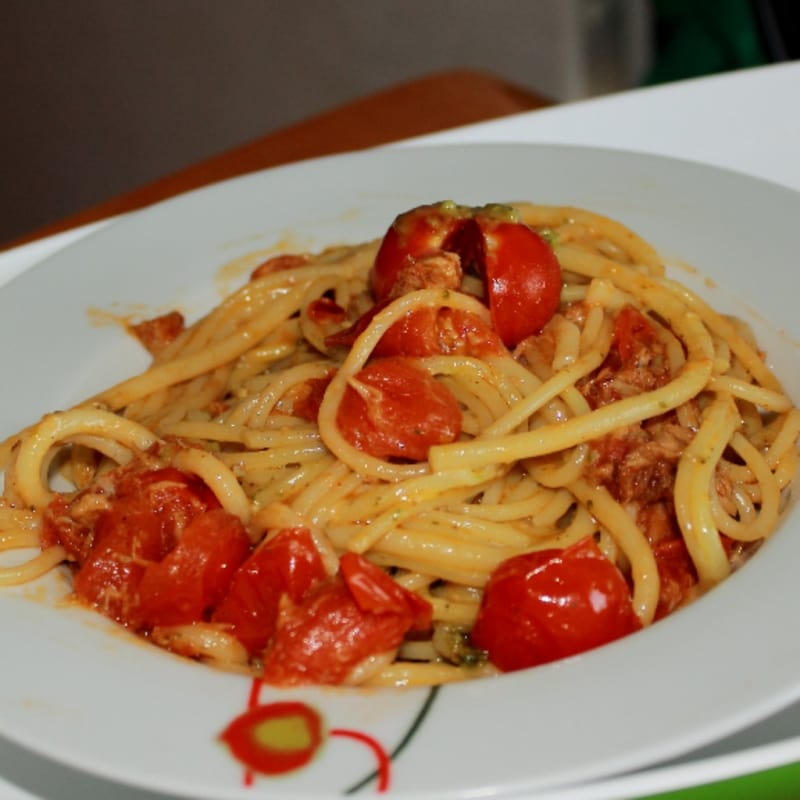Foto Ricetta Spaghetti with pesto, cherry tomatoes and tuna Foto Ricetta Spaghetti with pesto, cherry tomatoes and tuna