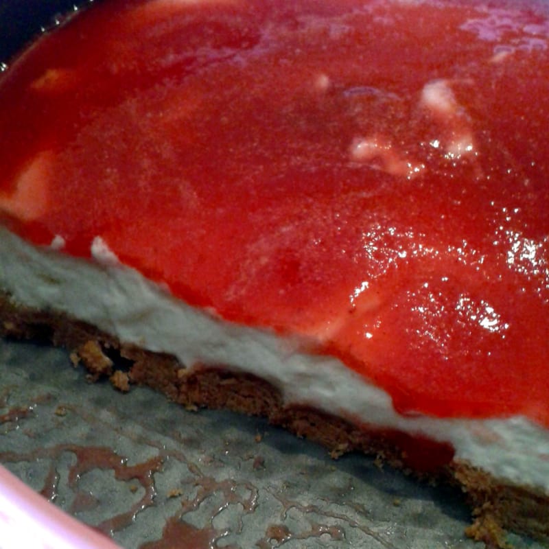Foto Ricetta Cheesecake veloce con salsa alle fragole senza forno Foto Ricetta Cheesecake veloce con salsa alle fragole senza forno