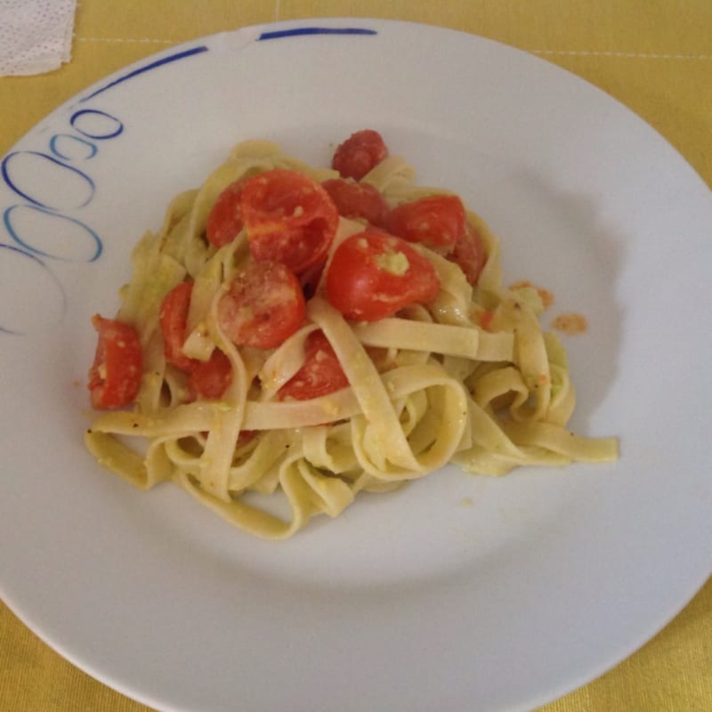 Foto Ricetta Tagliatelle with avocado cream and cherry tomatoes Foto Ricetta Tagliatelle with avocado cream and cherry tomatoes