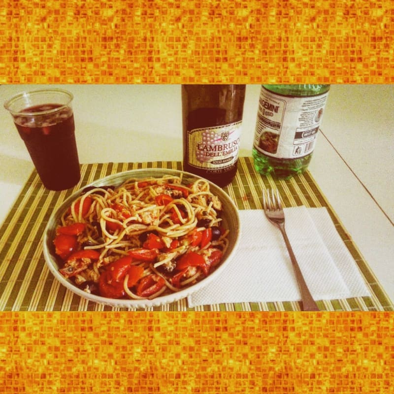 Foto Ricetta Spaghetti with tuna, cherry tomatoes and olives Foto Ricetta Spaghetti with tuna, cherry tomatoes and olives