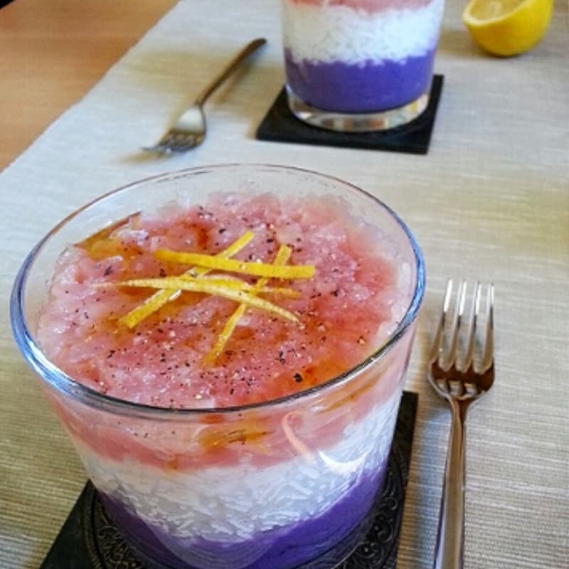 Foto Ricetta Glasses of sushi tuna on purple puree Foto Ricetta Glasses of sushi tuna on purple puree