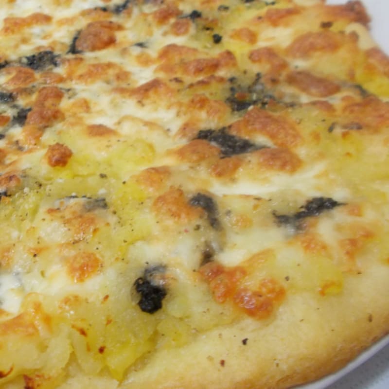 Foto Ricetta Pizza with potatoes, cream and black truffle mozzarell Foto Ricetta Pizza with potatoes, cream and black truffle mozzarell