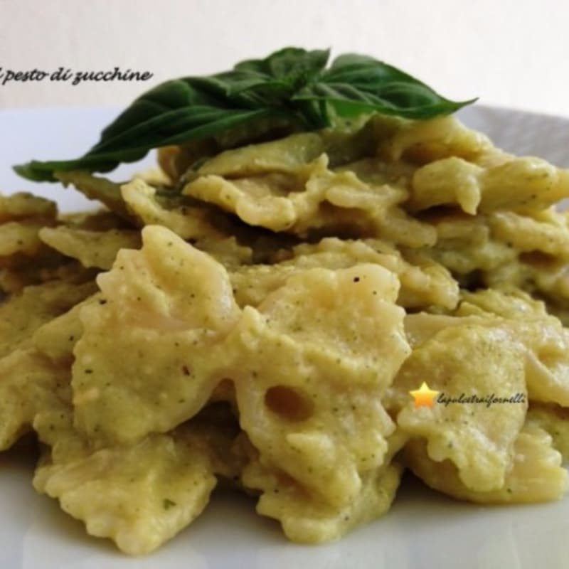 Foto Ricetta Farfalle with zucchini pesto and basil Foto Ricetta Farfalle with zucchini pesto and basil