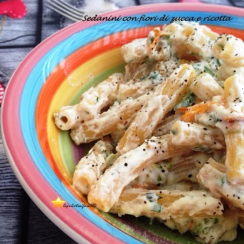 Foto Ricetta Sedanini with zucchini flowers and cottage cheese Foto Ricetta Sedanini with zucchini flowers and cottage cheese