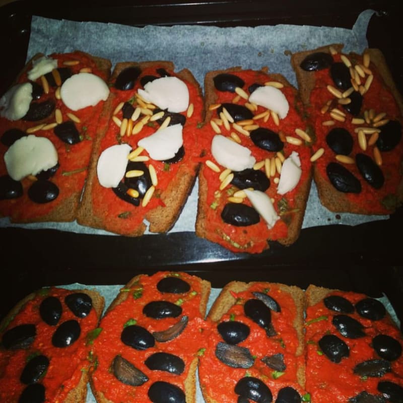 Foto Ricetta Pizzette of wholemeal rye bread Foto Ricetta Pizzette of wholemeal rye bread