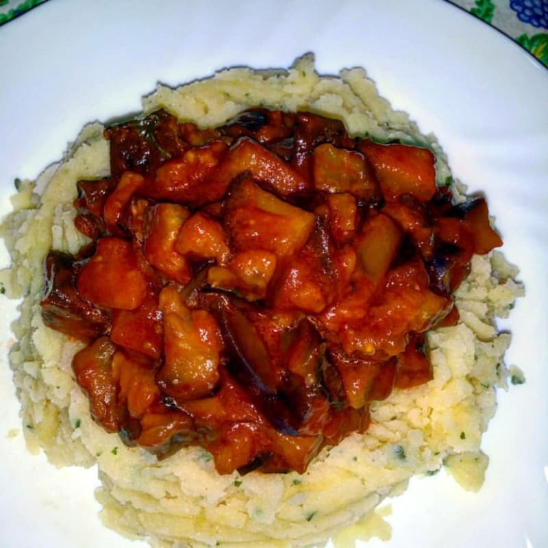 Foto Ricetta Finta polenta di patate, con melanzane al sugo Foto Ricetta Finta polenta di patate, con melanzane al sugo