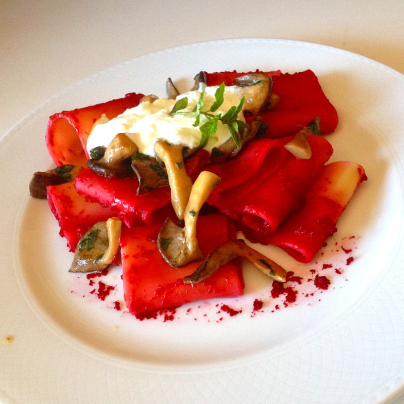 Foto Ricetta Paccheri with porcini mushrooms and beetroot Foto Ricetta Paccheri with porcini mushrooms and beetroot
