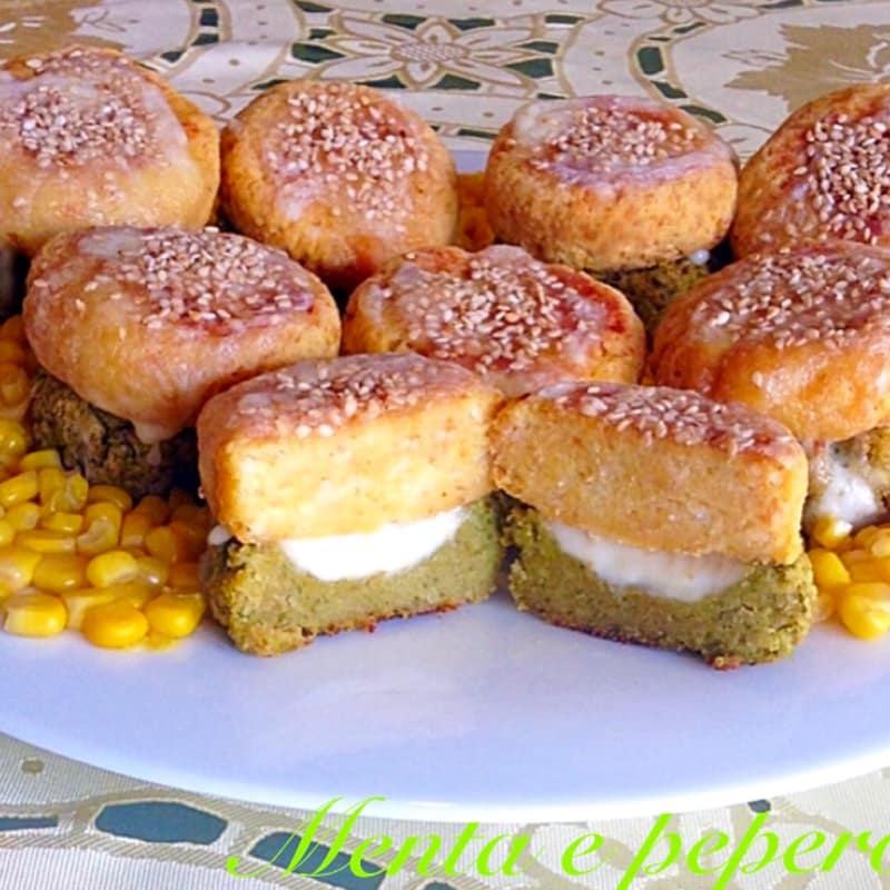 Foto Ricetta Hamburger with cheese vegetables Foto Ricetta Hamburger with cheese vegetables