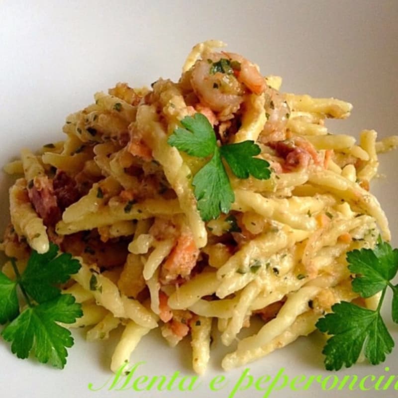 Foto Ricetta Trofie homemade salmon with shrimp and walnuts Foto Ricetta Trofie homemade salmon with shrimp and walnuts