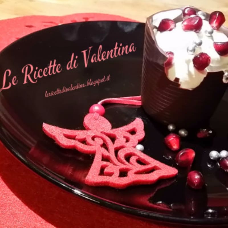 Foto Ricetta Small cups stuffed with chocolate and pomegranate snow Foto Ricetta Small cups stuffed with chocolate and pomegranate snow