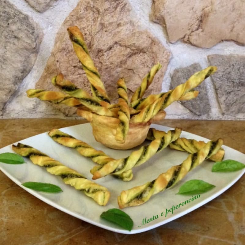 Foto Ricetta Breadsticks crust with basil sauce Foto Ricetta Breadsticks crust with basil sauce