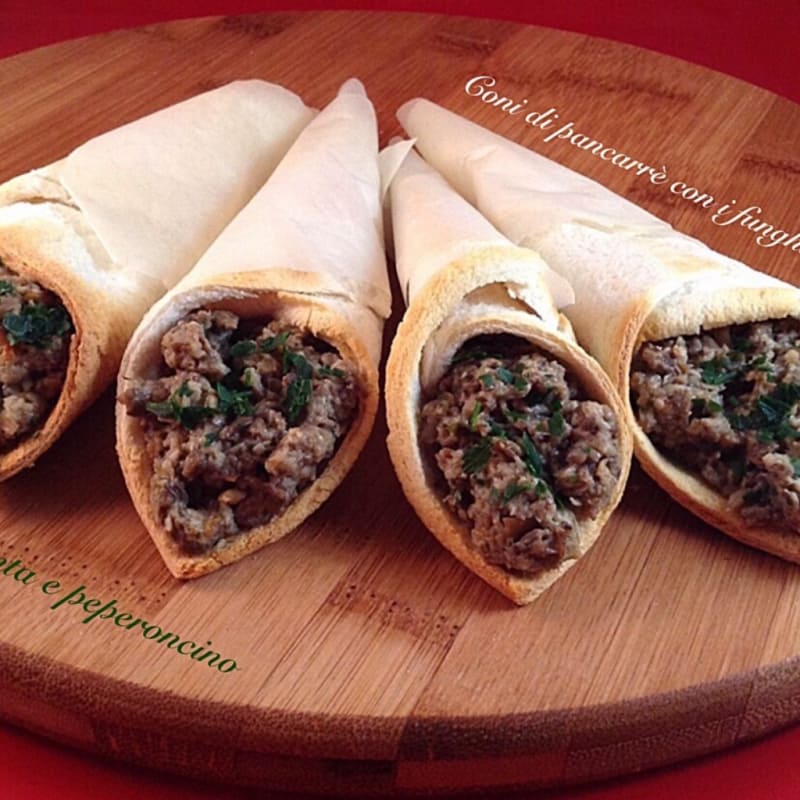 Foto Ricetta Cones of sandwich bread with mushrooms Foto Ricetta Cones of sandwich bread with mushrooms