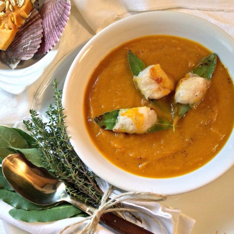 Foto Ricetta Cream of Mantua pumpkin with bacon scallops Foto Ricetta Cream of Mantua pumpkin with bacon scallops