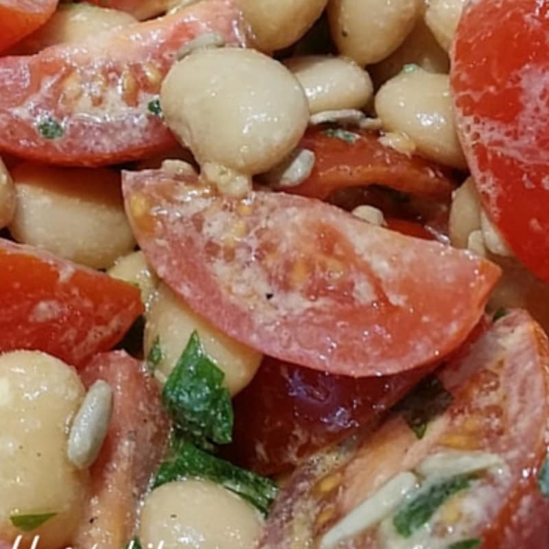 Foto Ricetta Fast saves salad lunch, tomatoes beans and sunflower seeds Foto Ricetta Fast saves salad lunch, tomatoes beans and sunflower seeds