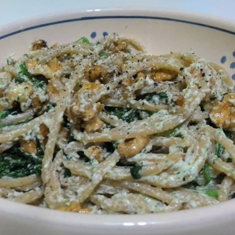 Foto Ricetta Wholemeal spaghetti with rocket salad, cottage cheese and walnuts Foto Ricetta Wholemeal spaghetti with rocket salad, cottage cheese and walnuts