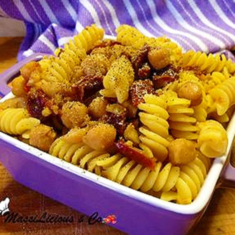 Foto Ricetta Fusilli di mais con ceci e pomodori secchi Foto Ricetta Fusilli di mais con ceci e pomodori secchi