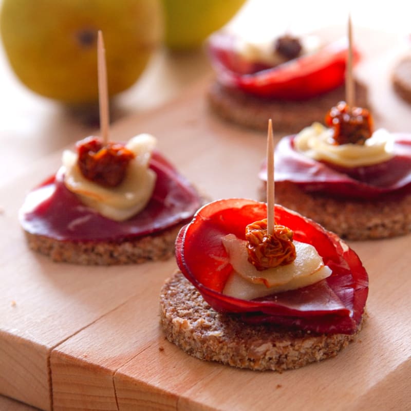 Foto Ricetta Black bread bresaola, pear and physalis berry Foto Ricetta Black bread bresaola, pear and physalis berry