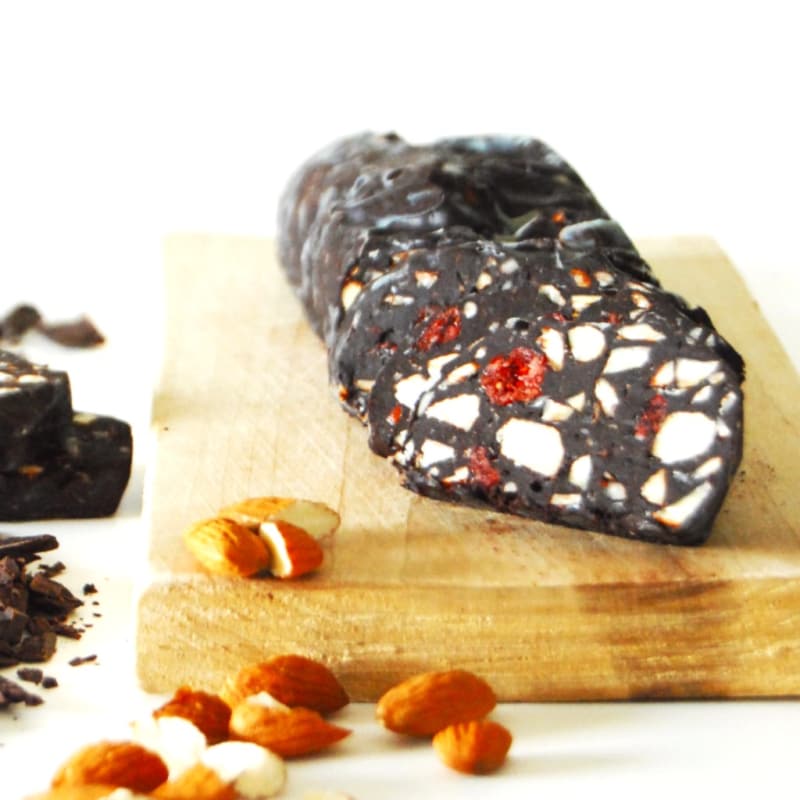 Foto Ricetta Chocolate Salami with almonds and cranberry Foto Ricetta Chocolate Salami with almonds and cranberry