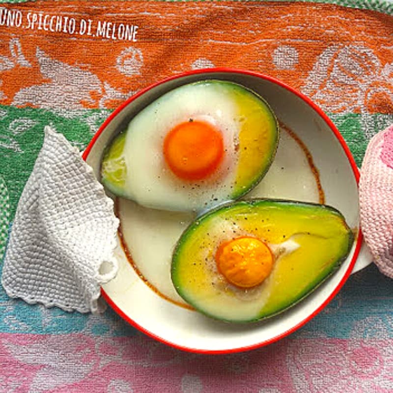 Foto Ricetta Avocado in the oven with eggs Foto Ricetta Avocado in the oven with eggs