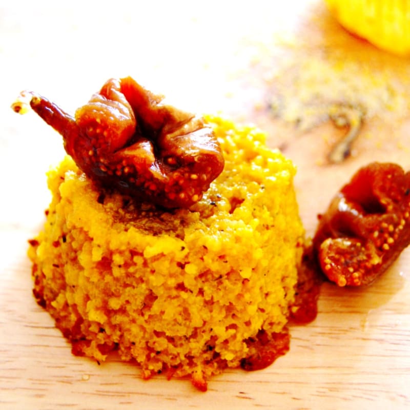 Foto Ricetta Patties polenta and honey with dried figs Foto Ricetta Patties polenta and honey with dried figs