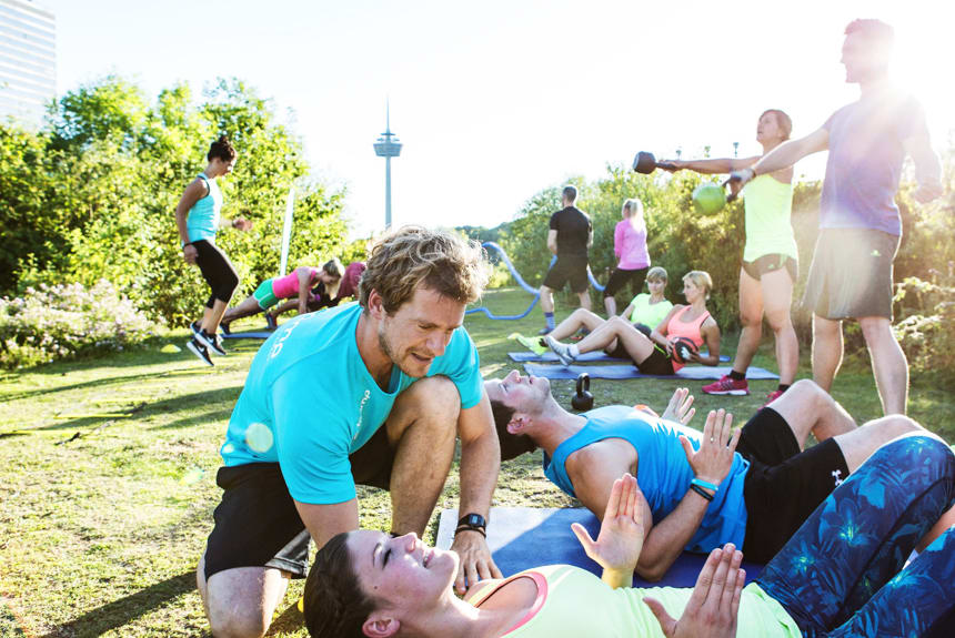 outdoor bootcamp koeln Chris bei der Korrektur im Training