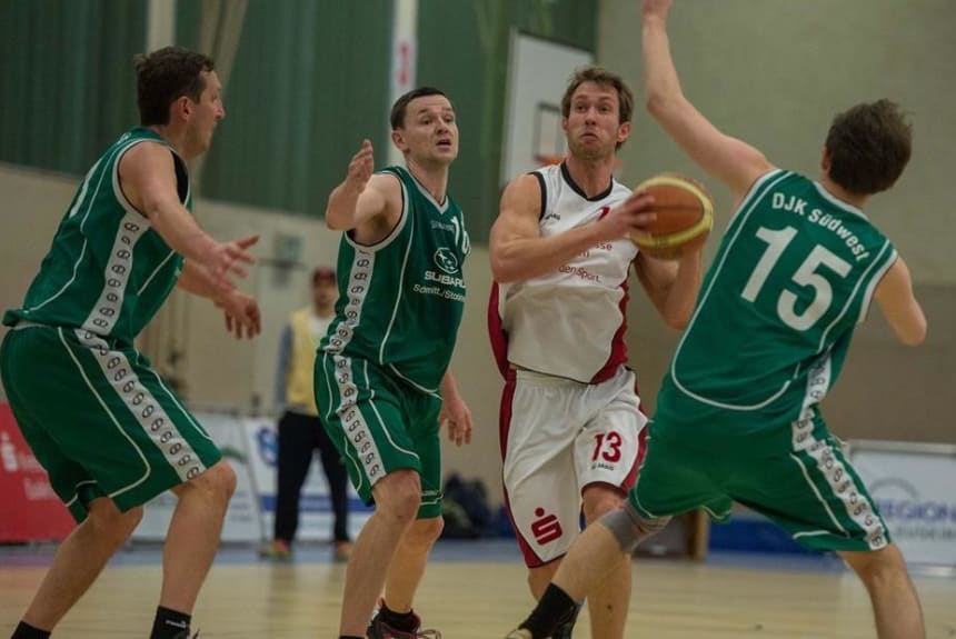 Felix Felder beim Basketball spielen Felix Felder beim Basketball spielen