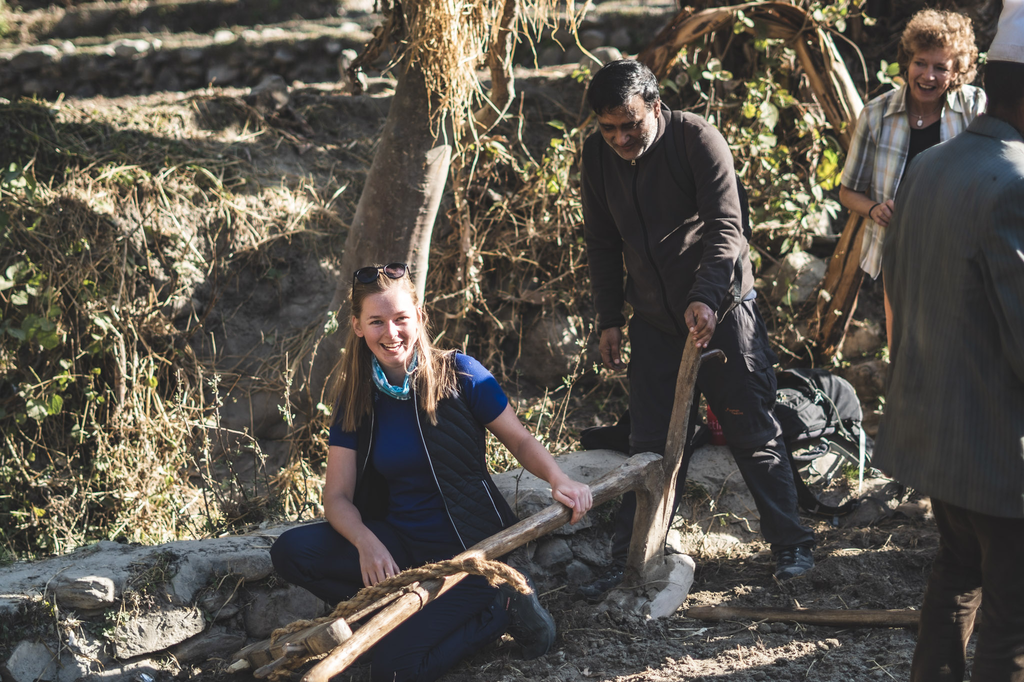 Christine Büchel beim Personal Training Katja versucht sich in Feldarbeit in Nepal