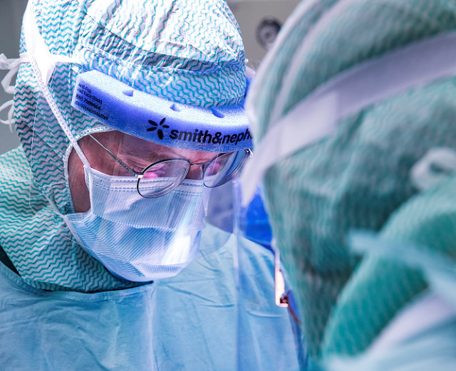 Kirurger under operation.