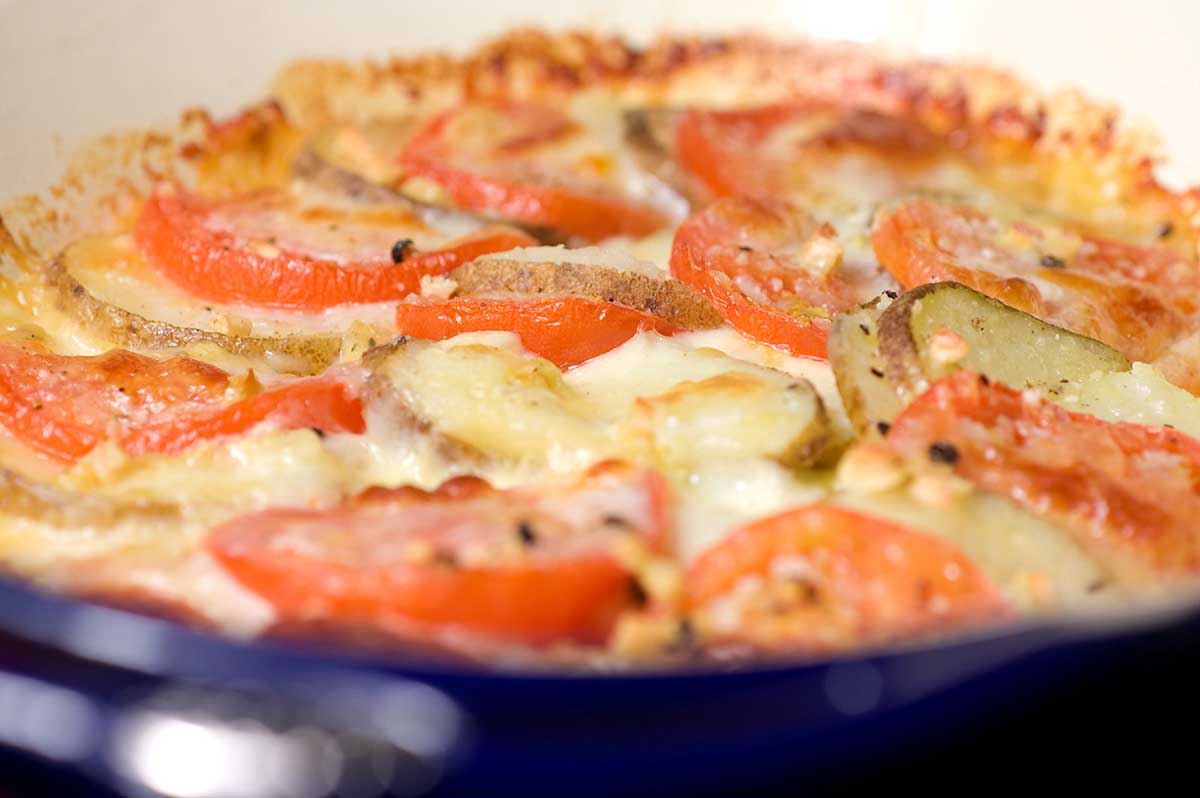 How to cook tomatoes with cheese and garlic (recipe with photos) How to cook tomatoes with cheese and garlic (recipe with photos)